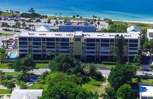 Sarasota Condo | Paradise at highly sought after Lido Shores! Steps from Lido Beach!
