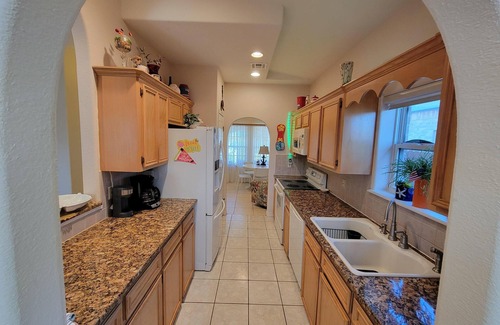 Corpus Christi Condo | Paradise On The Island Canal 4/2 W Pool & Hot Tub