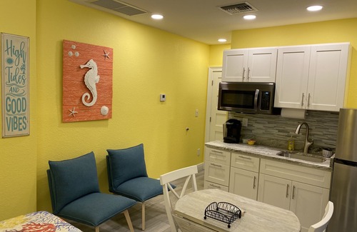 Englewood House | Paradise Palms Hideaway.Less than 2 Minutes to the Beach.Walk or bike to res
