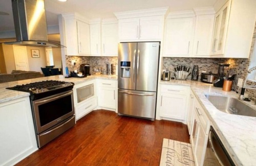 Houston House | Paradise Retreat: Heated Pool, Jacuzzi & 75” TV