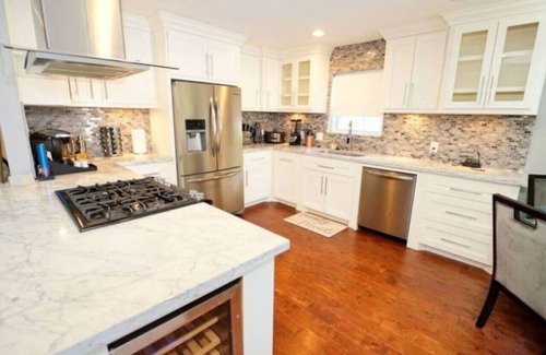Houston House | Paradise Retreat: Heated Pool, Jacuzzi & 75” TV