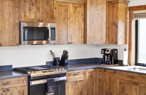 Red Lodge House | Paradise View a dog-friendly vacation rental home with Hot Tub & Wi-Fi.