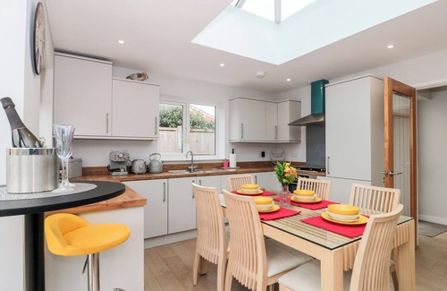 Highcliffe-on-Sea Cottage | PARADISE VILLA, pet friendly, with a garden in Highcliffe