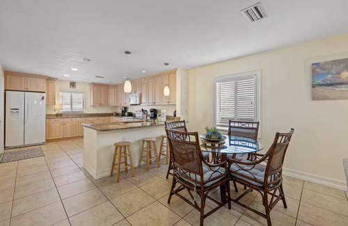 Laurel House | Paradise Way + Walk to Beach’s, Restaurants!