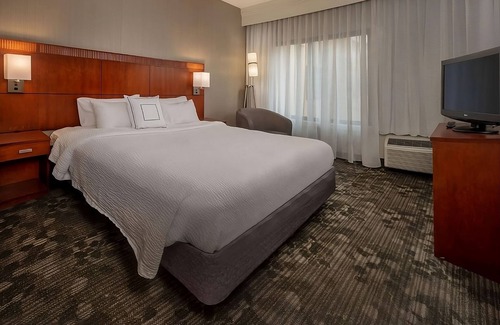 Newark Hotel | Paradocx Vineyard Tour! Comfortable Unit with Sofa Bed! Pets Are Welcome! Pool!