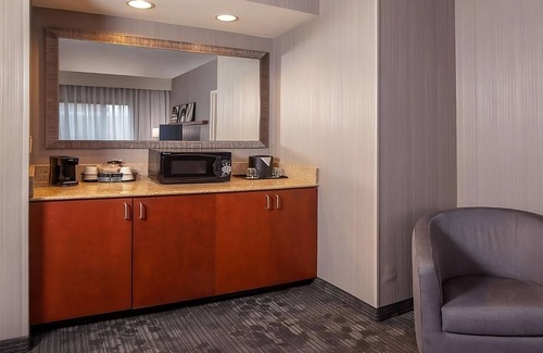 Newark Hotel | Paradocx Vineyard Tour! Comfortable Unit with Sofa Bed! Pets Are Welcome! Pool!
