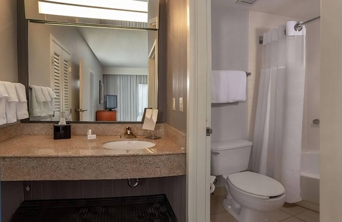 Newark Hotel | Paradocx Vineyard Tour! Comfortable Unit with Sofa Bed! Pets Are Welcome! Pool!