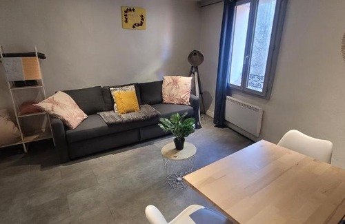 Grasse Apartment | Parfum Rose