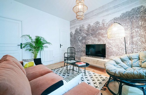 Saint-Merri Apartment | Parisuites 6 people accomodation Central Grands Boulevards Design Folies Bergères