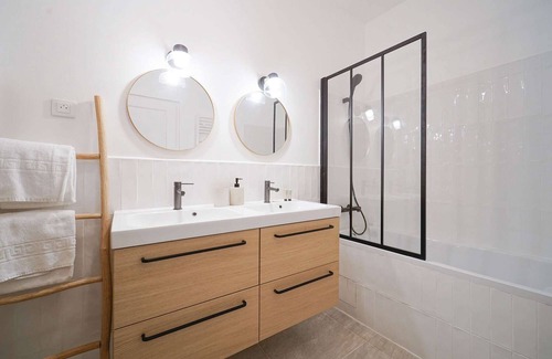 Saint-Merri Apartment | Parisuites 6 people accomodation Central Grands Boulevards Design Folies Bergères