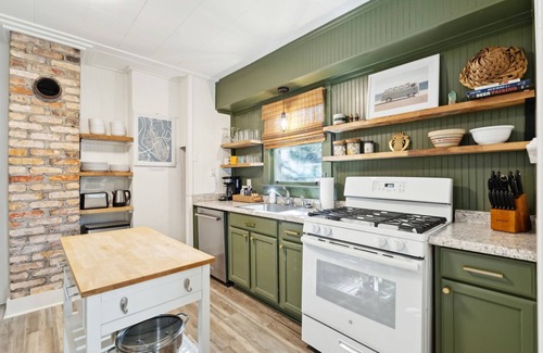 North Charleston House | Park Circle Cottage, walk to shopping & dining, peaceful & quiet, fire pit