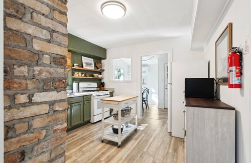 North Charleston House | Park Circle Cottage, walk to shopping & dining, peaceful & quiet, fire pit