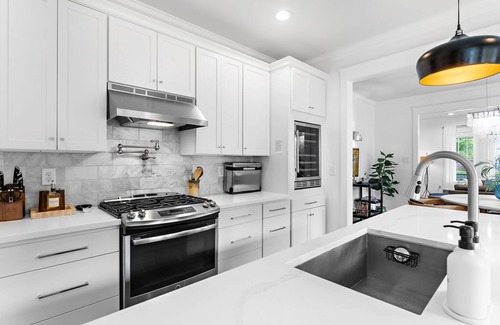 North Charleston House | Park Circle Paradise - Pool, Putts & 3 King Suites