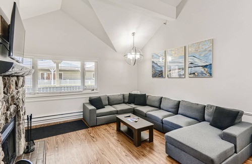 North Park City Cabin | Park City 3 Bd/3Bth, minutes from slopes! Shuttle Route front