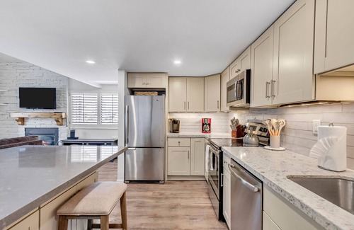 Park City Condo | Park City/Canyons Condo. Walk to pool, hot tub, lift. Short ride to Park City.
