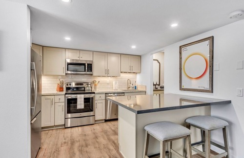 Park City Condo | Park City/Canyons Condo. Walk to pool, hot tub, lift. Short ride to Park City.