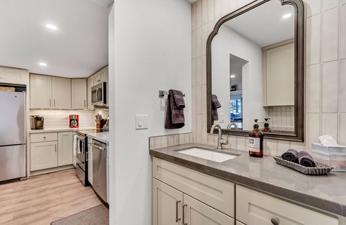 Park City Condo | Park City/Canyons Condo. Walk to pool, hot tub, lift. Short ride to Park City.