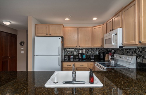 Chelan Condo | Park Pointe C204 - Community Pool/Hot tub