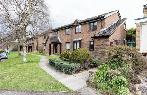Salfords Apartment | Park View Apt | Private Parking | Near ESH