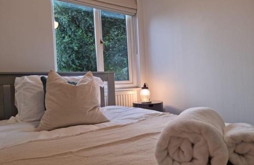 Salfords Apartment | Park View Garden apartment