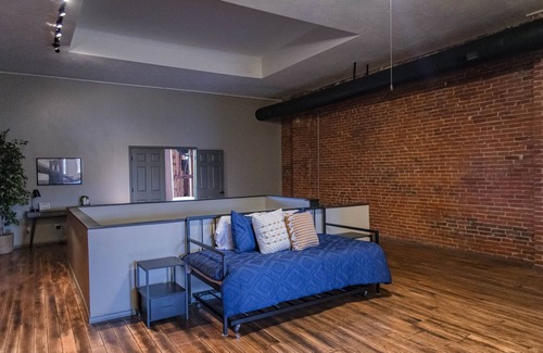 Quincy Apartment | Park View Loft - Downtown District.