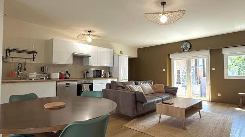 Montmerle-sur-Saone Apartment | Parking et extérieur à 50m de la Saône