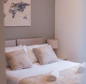 Wolverhampton Apartment | PARKING & GAMES City Centre Sleeps 6