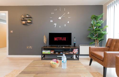 Wolverhampton Apartment | PARKING & GAMES City Centre Sleeps 6