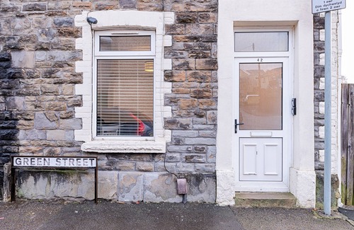 Margam House | Parking, Tv in Every Bedroom!