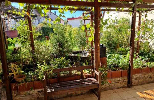 Oberrodenbach Apartment | Parkplatz, Einzelbetten, 2 x 55 Zoll TVs, Balkon, Glasfaser Wi-Fi 1000 Mbit, Homeoffice