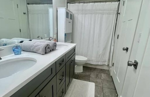 Lindon House | Parks Close By, Kind & Queen Beds