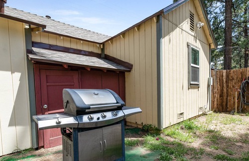 Inland Empire Cottage | Parkside Cottage - Newly remodeled cabin walking distance to the lake and Village! Arcade Table!