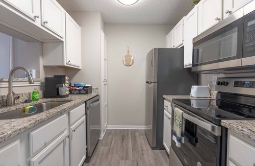 Ellendale Apartment | Parkside Retreat King Suite w/Pool & Gym