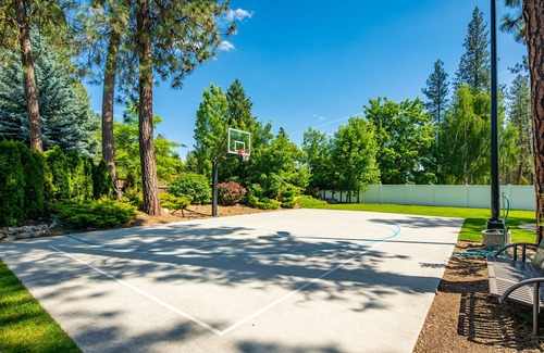 Spokane House | Parkway House - PICKLEBALL COURT- Dog Friendly - Basketball - FAMILY PERFECT