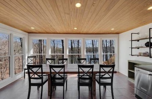 Gainesville House | Party dock | hot tub | pool table | pets ok