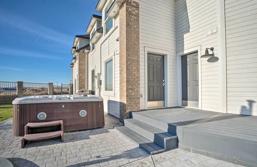 Tri-Cities Condo | Pasco Condo w/Columbia River Views + Hot Tub