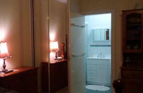 Thirroul Villa | Pass and Pause Cottage and Bedsit Holiday Accommodation
