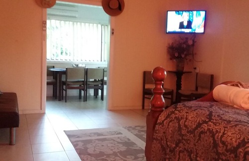 Thirroul Villa | Pass and Pause Cottage and Bedsit Holiday Accommodation