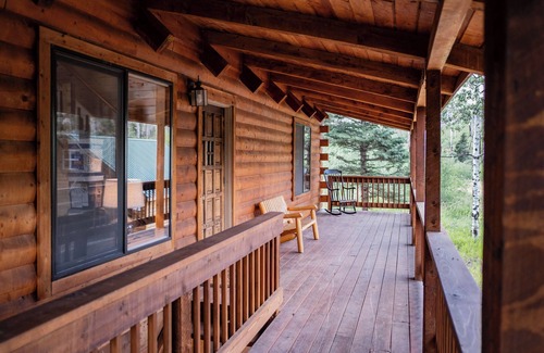 Red Wing Cabin | "Pass Creek Cabin" Luxe Log Home in the Mountains