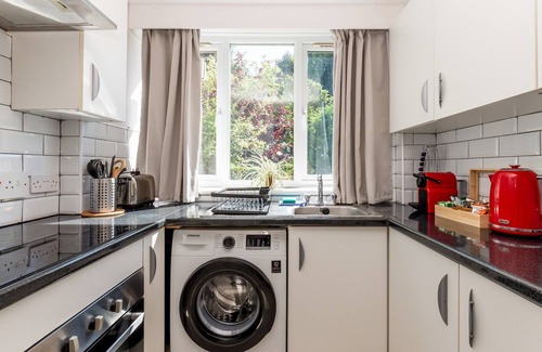 Coombe Hill Apartment | Pass the Keys | Charming, Tranquil 2 BR Kingston Escape, London