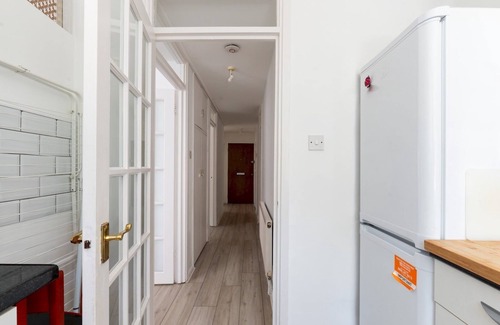 Coombe Hill Apartment | Pass the Keys | Charming, Tranquil 2 BR Kingston Escape, London