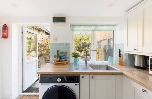 Bourton-on-the-Hill House | Pass the Keys | Cosy Cottage | 17th century | Garden | Parking