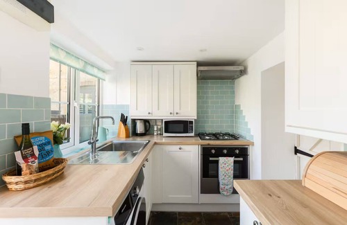 Bourton-on-the-Hill House | Pass the Keys | Cosy Cottage | 17th century | Garden | Parking