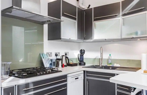 St Albans House | Pass the Keys | 35 Spencer st · Stylish, City Centre Retreat