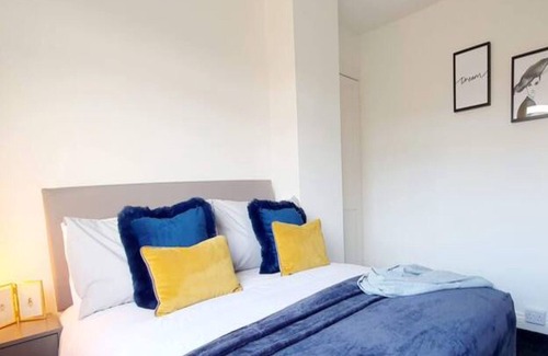 Broadheath House | Pass the Keys | Beautifully refurbished house close to Airport