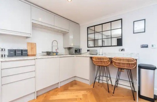 Merton House | Pass the Keys | Beautiful unique home with parking and EVcharging