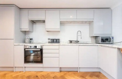 Merton House | Pass the Keys | Beautiful unique home with parking and EVcharging