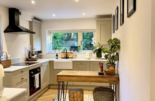 Steeple Aston House | Pass the Keys | Boho Chic Cottage & Wild Garden nr Soho Farmhouse