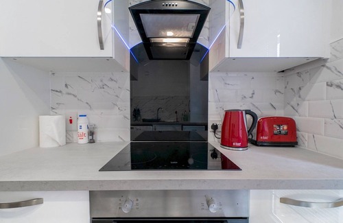 Belfast City Centre Apartment | Pass the Keys | Bright & Airy 2BR/2 Bath Apt in Perfect Location