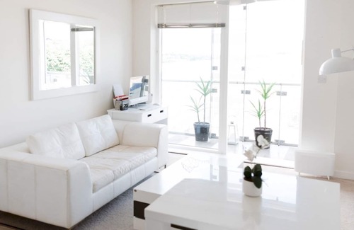 North West Apartment | Pass the Keys | Bright, Modern 1bedroom Apartment Glasgow Harbour